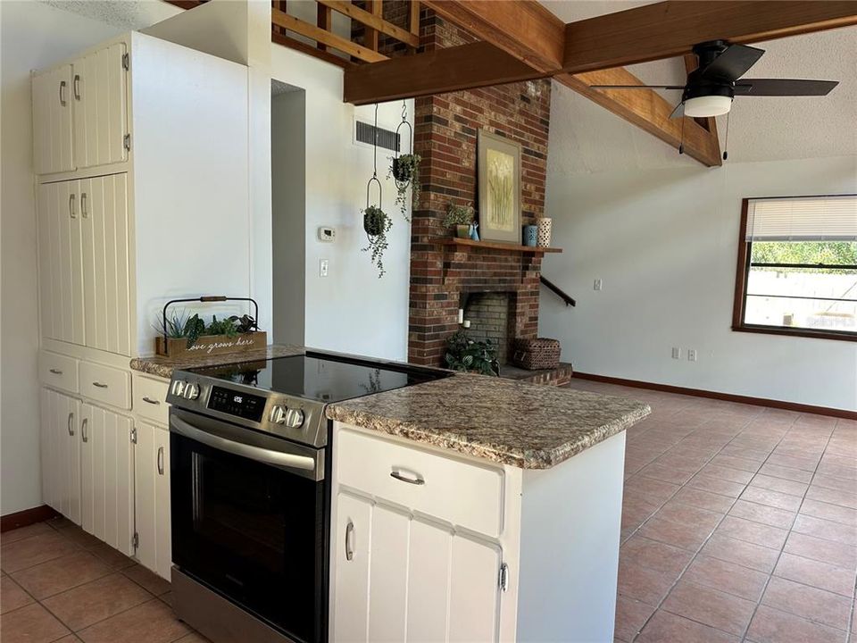For Sale: $275,000 (2 beds, 2 baths, 1388 Square Feet)