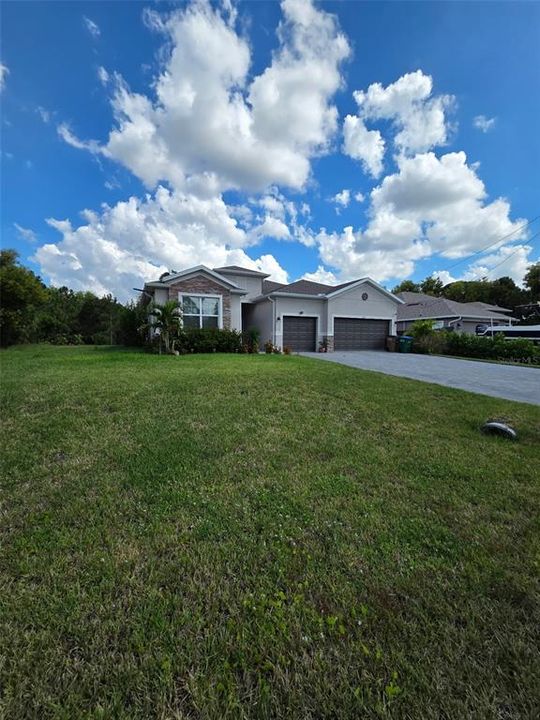 For Sale: $424,900 (3 beds, 3 baths, 2434 Square Feet)