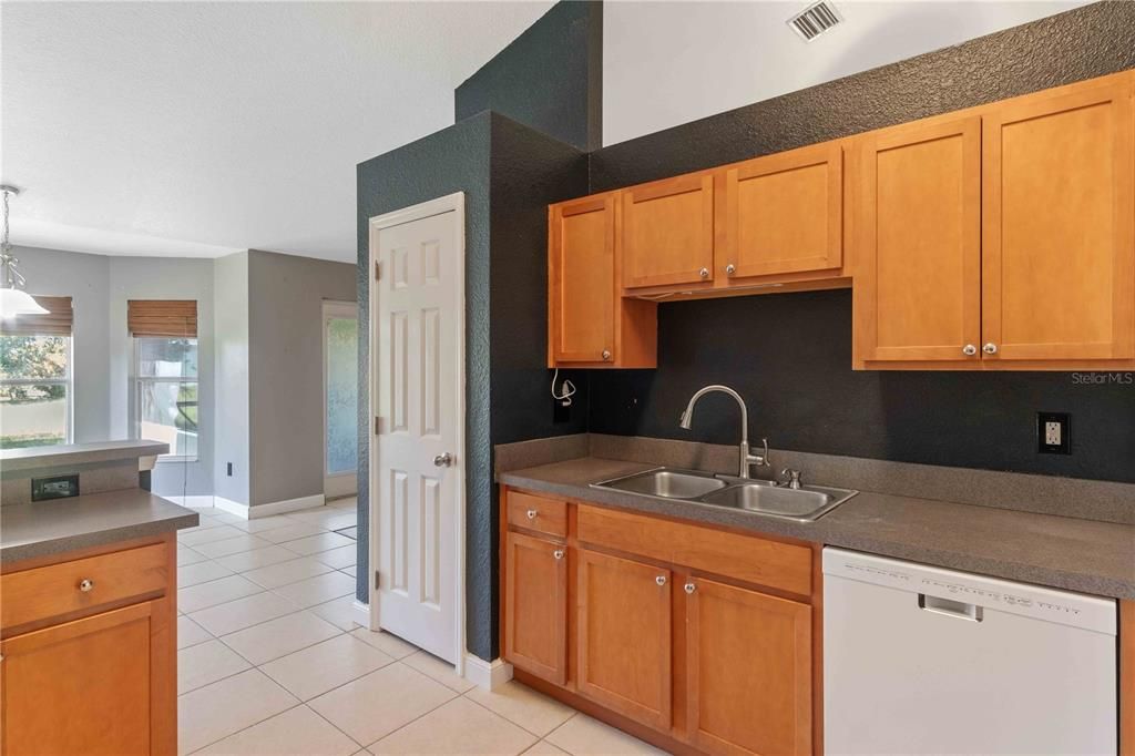 For Sale: $320,000 (4 beds, 2 baths, 2304 Square Feet)