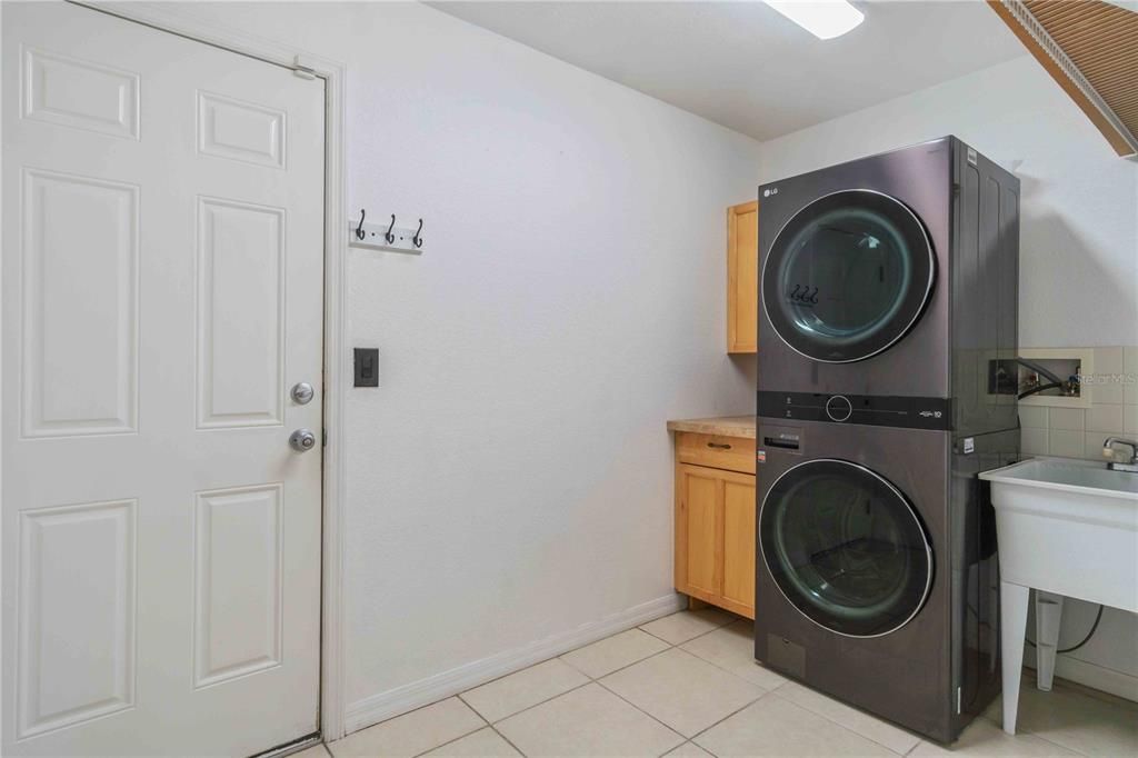 For Sale: $320,000 (4 beds, 2 baths, 2304 Square Feet)