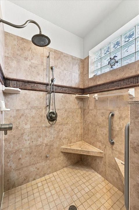 En Venta: $575,000 (2 camas, 2 baños, 2105 Pies cuadrados)