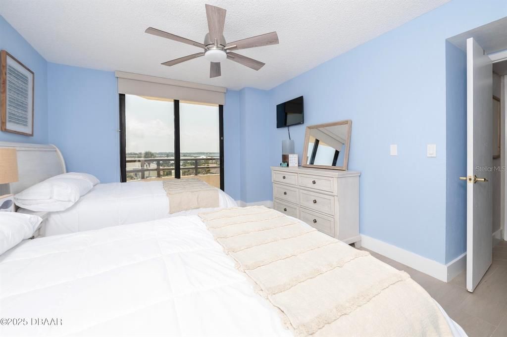 For Sale: $400,000 (2 beds, 2 baths, 1555 Square Feet)