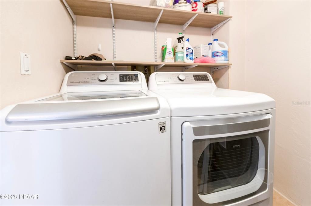 For Sale: $400,000 (2 beds, 2 baths, 1555 Square Feet)