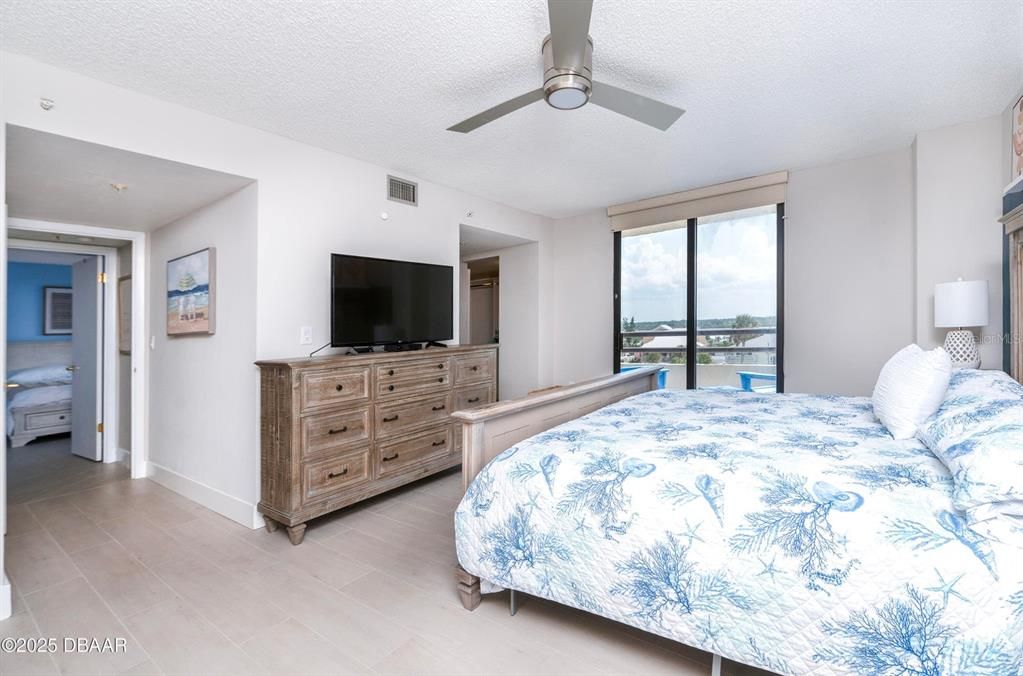 For Sale: $400,000 (2 beds, 2 baths, 1555 Square Feet)