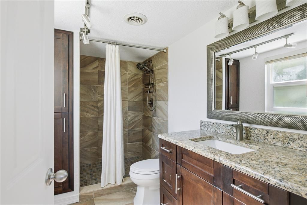 For Sale: $199,900 (2 beds, 2 baths, 1029 Square Feet)