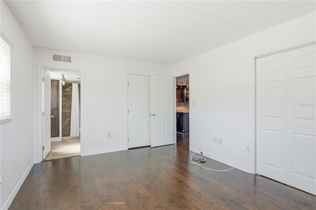 For Sale: $199,900 (2 beds, 2 baths, 1029 Square Feet)