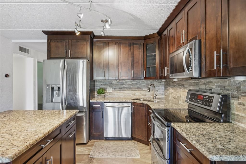 For Sale: $199,900 (2 beds, 2 baths, 1029 Square Feet)