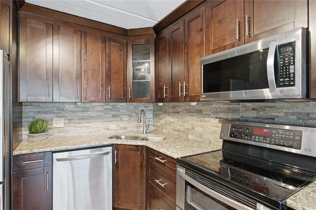 For Sale: $199,900 (2 beds, 2 baths, 1029 Square Feet)