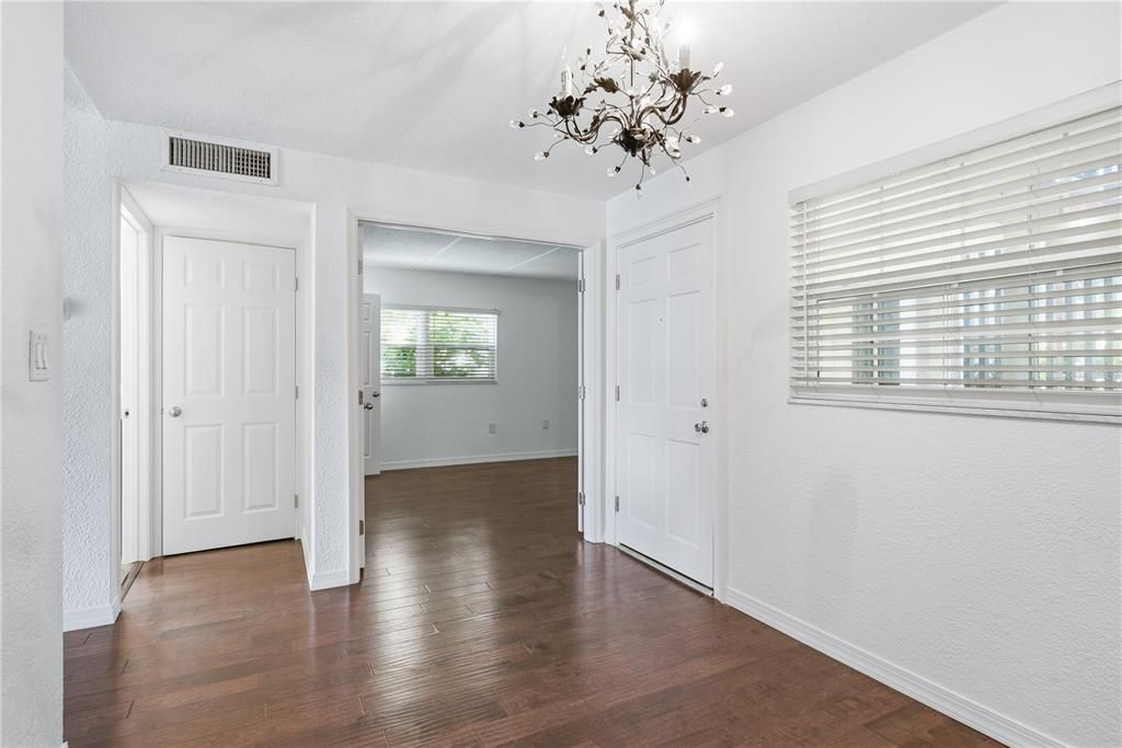 For Sale: $199,900 (2 beds, 2 baths, 1029 Square Feet)