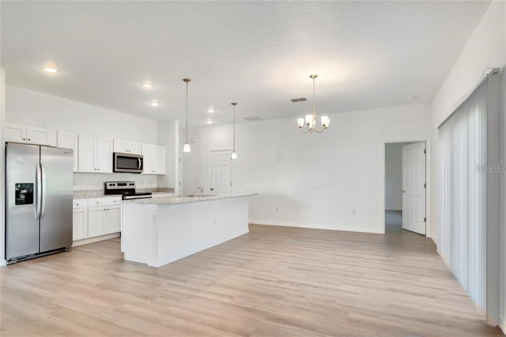 En Venta: $305,000 (4 camas, 2 baños, 1695 Pies cuadrados)