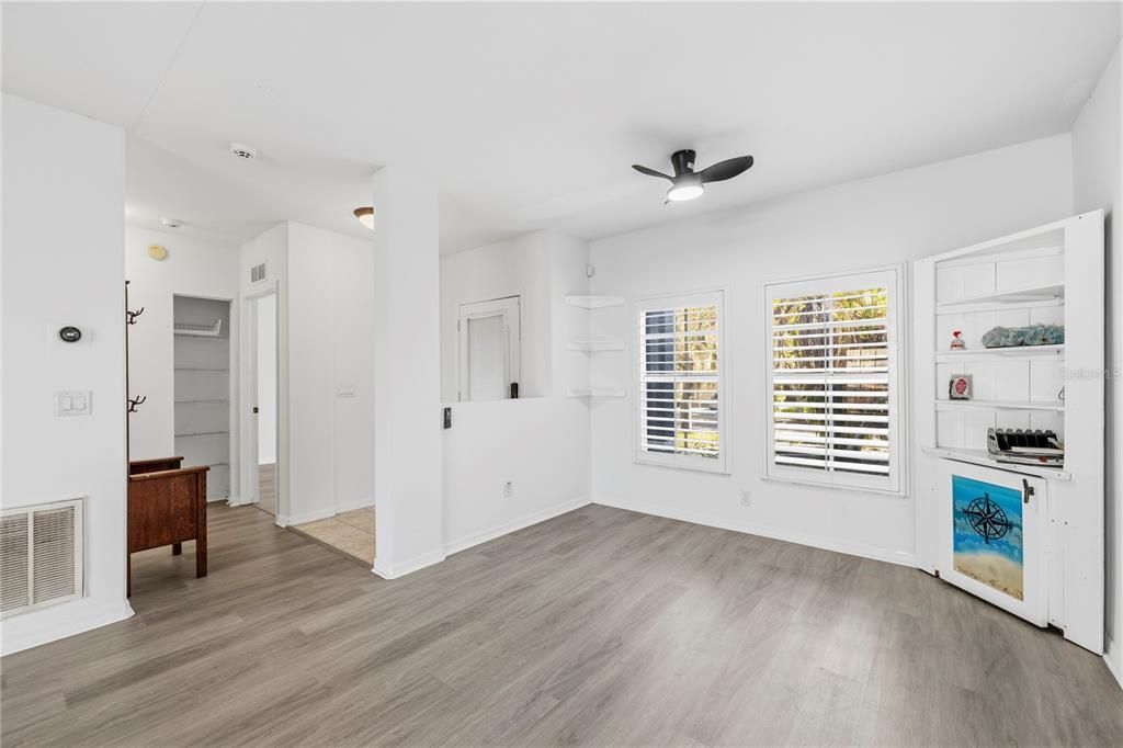 En Venta: $475,000 (4 camas, 2 baños, 1941 Pies cuadrados)