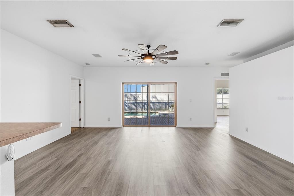 En Venta: $475,000 (4 camas, 2 baños, 1941 Pies cuadrados)