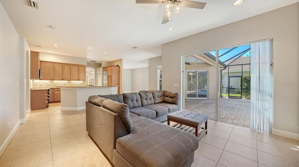 En Venta: $799,000 (4 camas, 3 baños, 2474 Pies cuadrados)