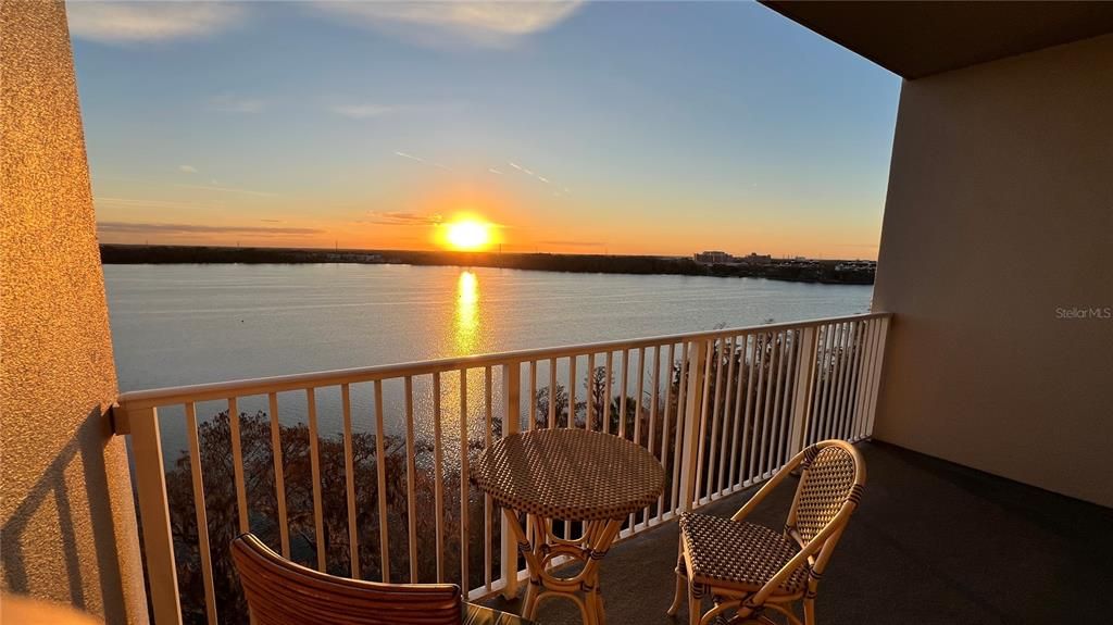 For Sale: $252,000 (1 beds, 2 baths, 798 Square Feet)