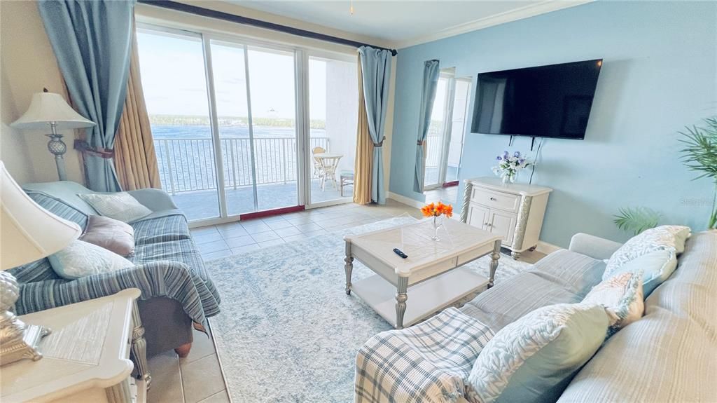 For Sale: $252,000 (1 beds, 2 baths, 798 Square Feet)