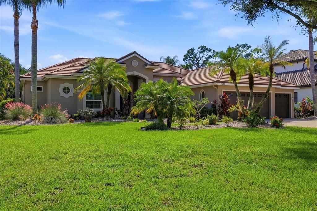 For Sale: $875,000 (3 beds, 2 baths, 2520 Square Feet)