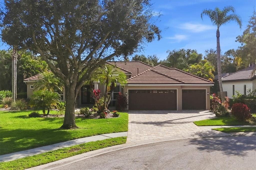For Sale: $875,000 (3 beds, 2 baths, 2520 Square Feet)