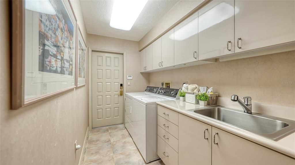 En Venta: $829,000 (3 camas, 3 baños, 3217 Pies cuadrados)