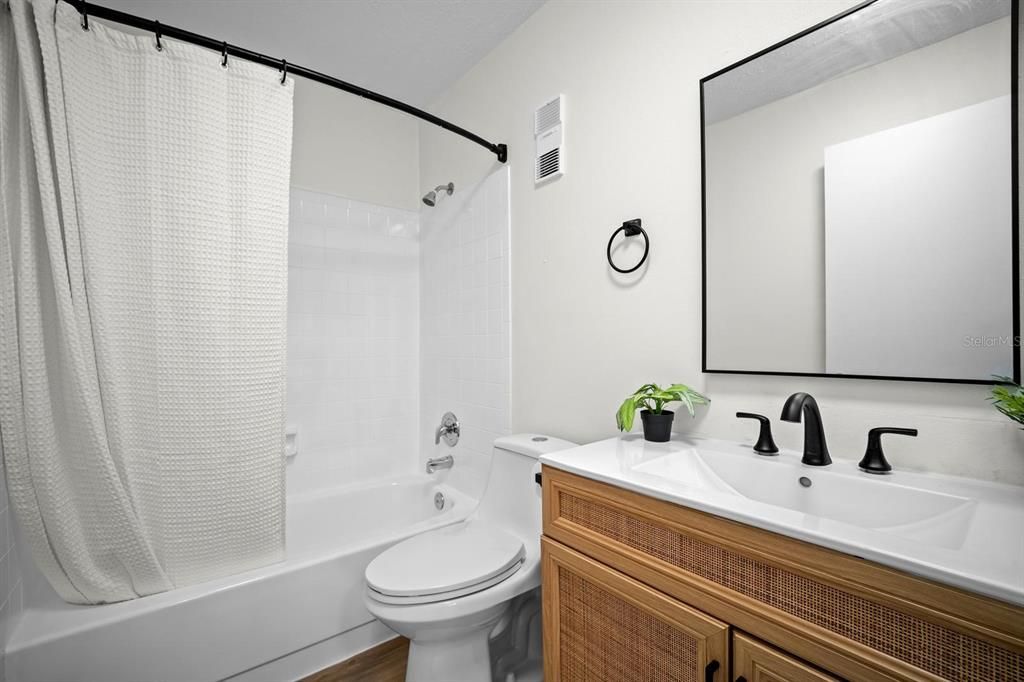 For Sale: $160,000 (2 beds, 1 baths, 752 Square Feet)
