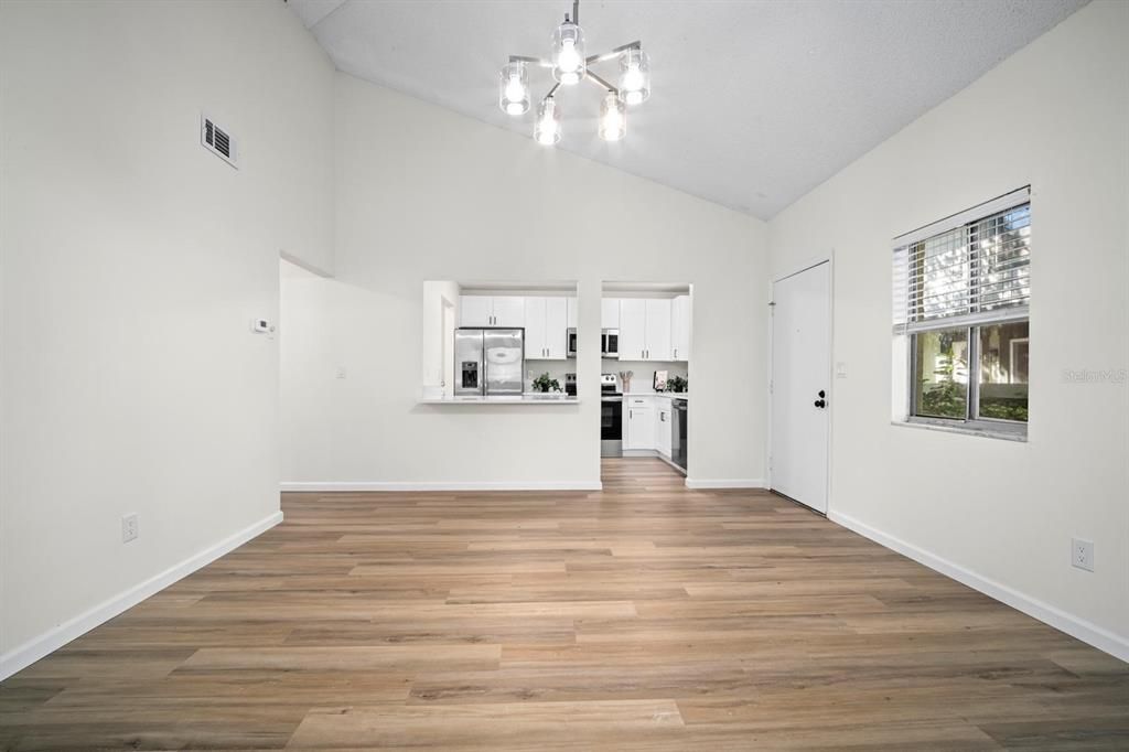 For Sale: $160,000 (2 beds, 1 baths, 752 Square Feet)