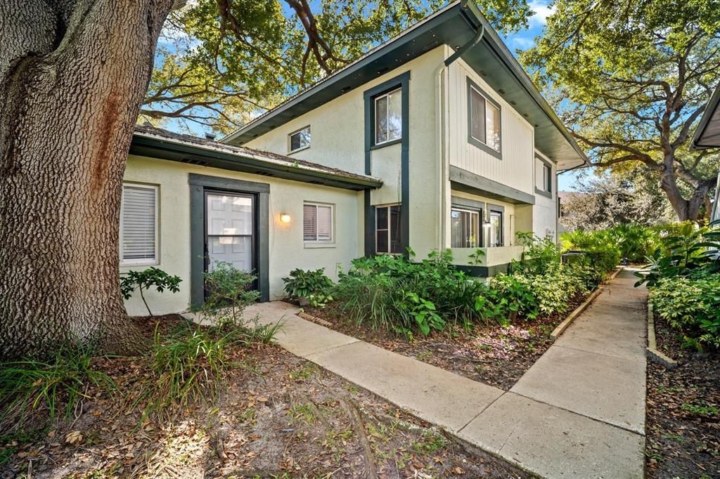 For Sale: $160,000 (2 beds, 1 baths, 752 Square Feet)