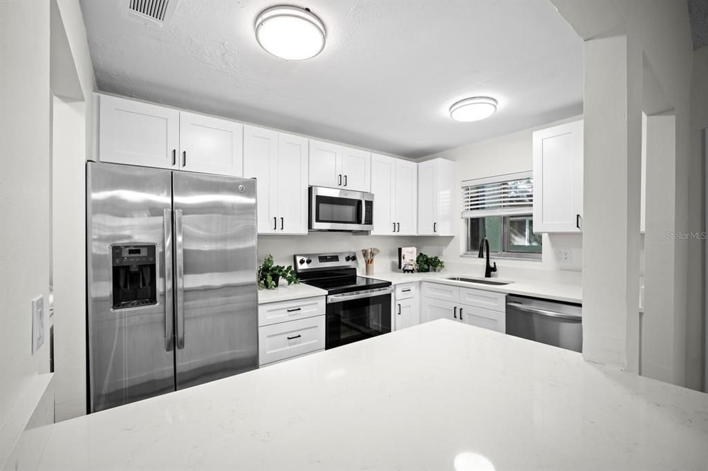 For Sale: $160,000 (2 beds, 1 baths, 752 Square Feet)