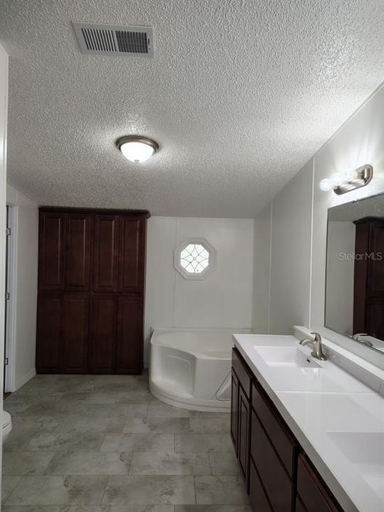 En Venta: $440,000 (4 camas, 3 baños, 2356 Pies cuadrados)