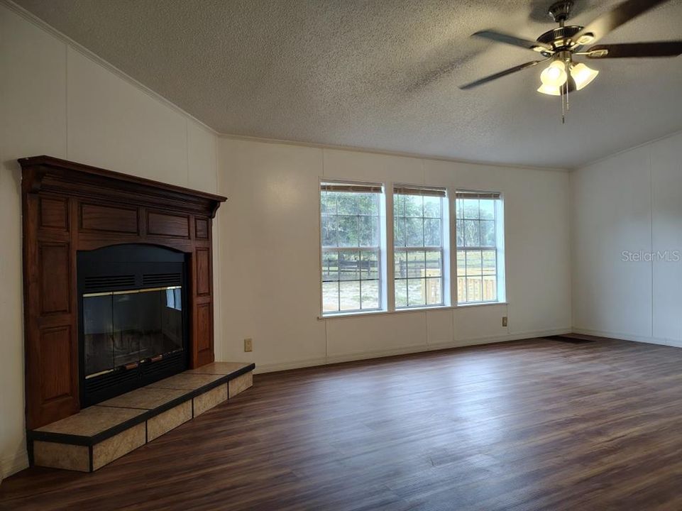 En Venta: $440,000 (4 camas, 3 baños, 2356 Pies cuadrados)