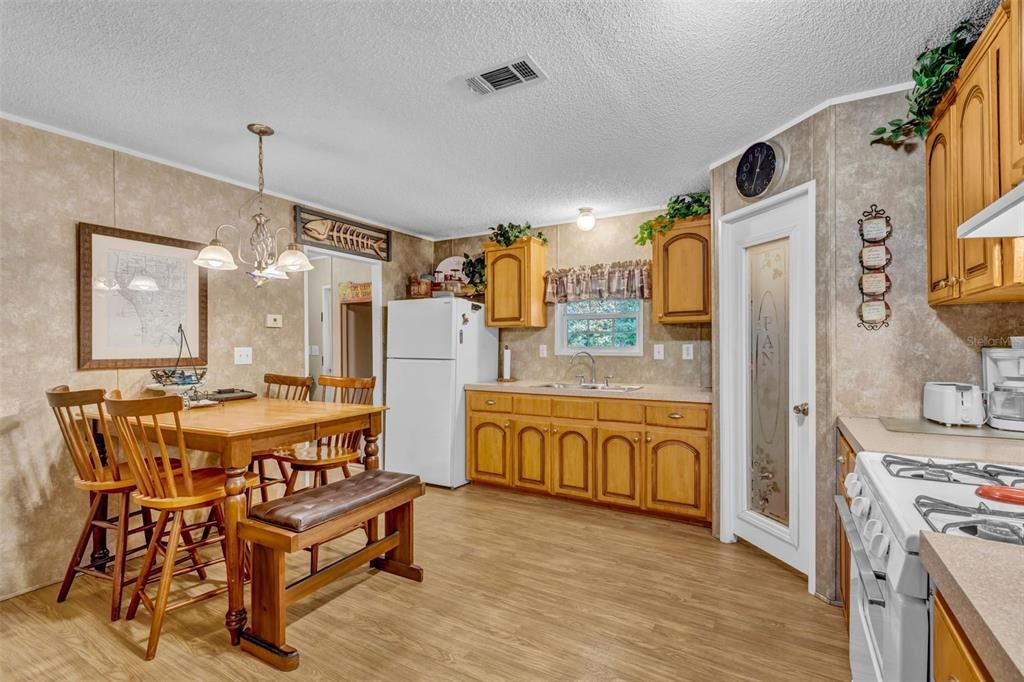 For Sale: $650,000 (3 beds, 2 baths, 1144 Square Feet)