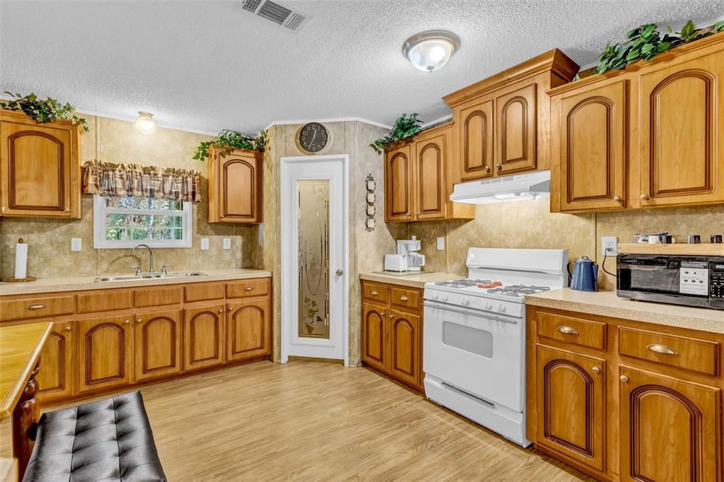 For Sale: $650,000 (3 beds, 2 baths, 1144 Square Feet)