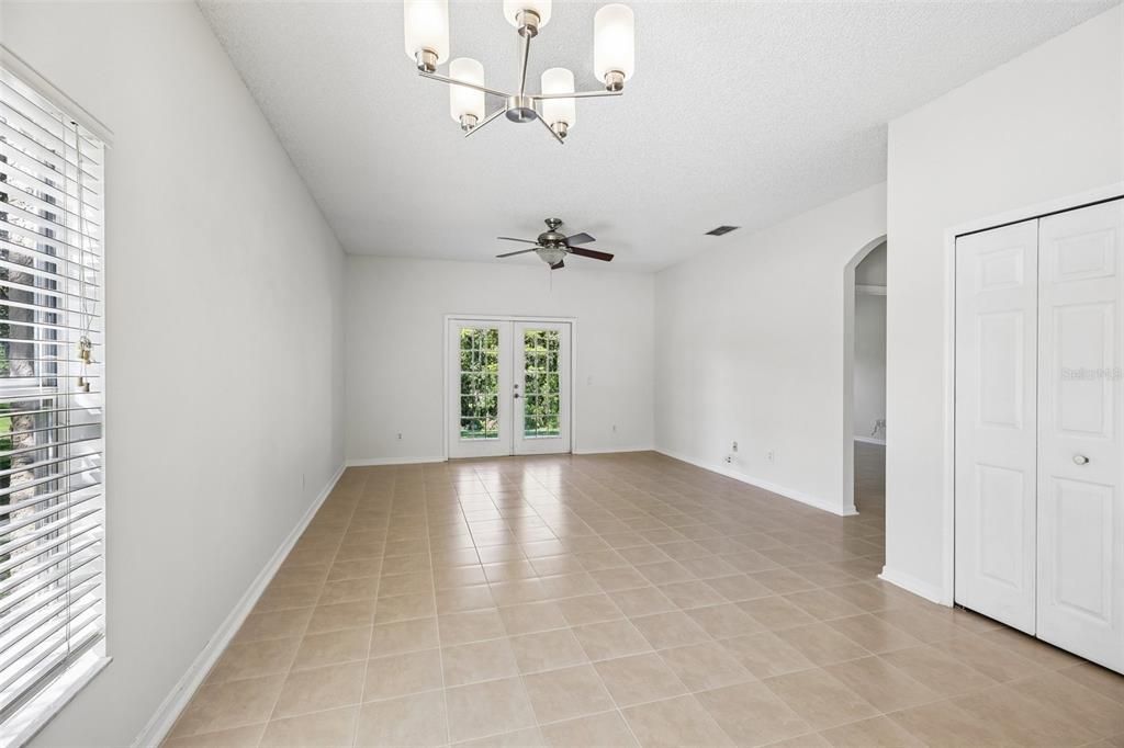 En Venta: $449,000 (4 camas, 2 baños, 1995 Pies cuadrados)