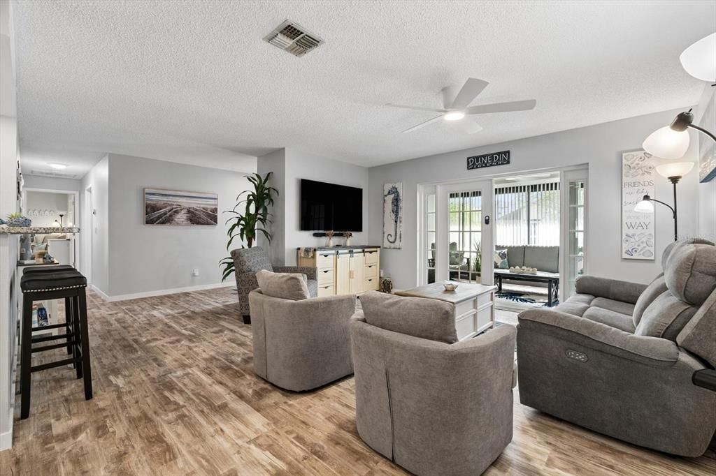 For Sale: $374,900 (2 beds, 2 baths, 1110 Square Feet)