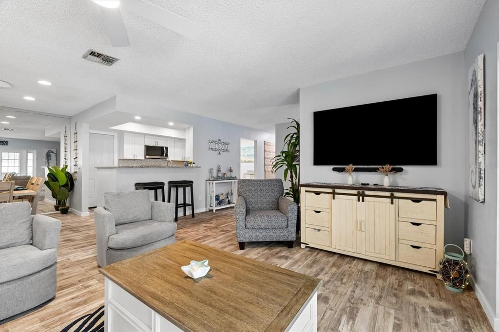 For Sale: $374,900 (2 beds, 2 baths, 1110 Square Feet)