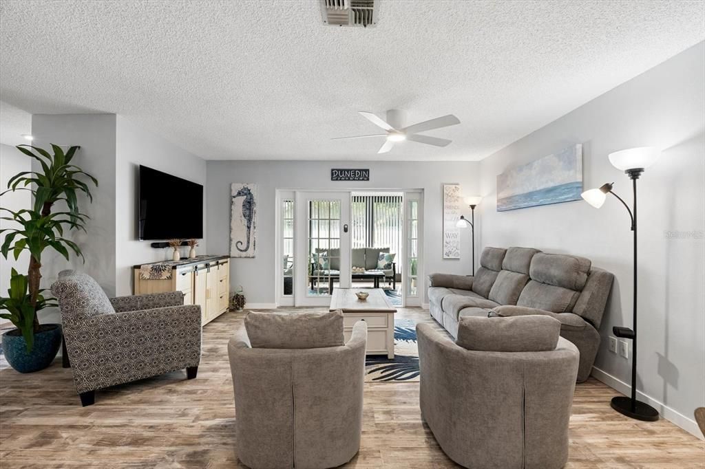 For Sale: $374,900 (2 beds, 2 baths, 1110 Square Feet)
