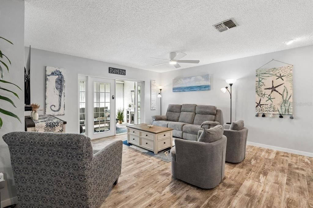 For Sale: $374,900 (2 beds, 2 baths, 1110 Square Feet)
