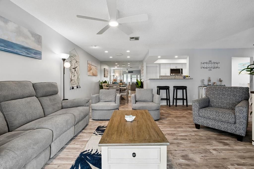For Sale: $374,900 (2 beds, 2 baths, 1110 Square Feet)