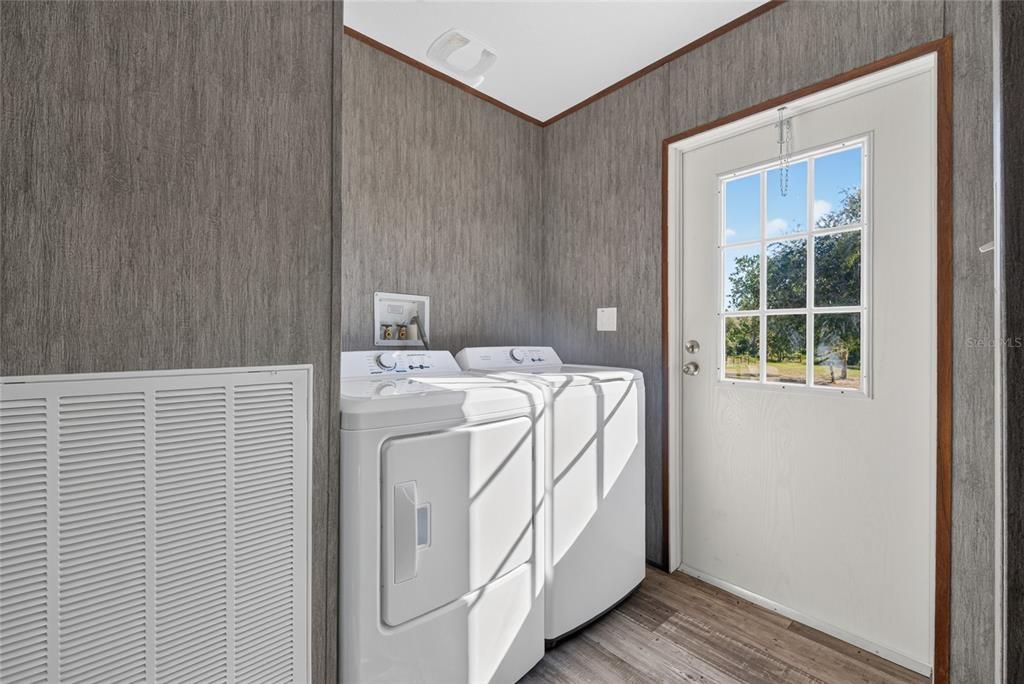 For Sale: $225,000 (3 beds, 2 baths, 1568 Square Feet)