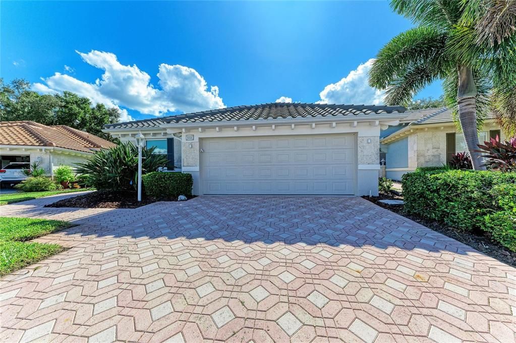For Sale: $719,000 (3 beds, 3 baths, 2044 Square Feet)