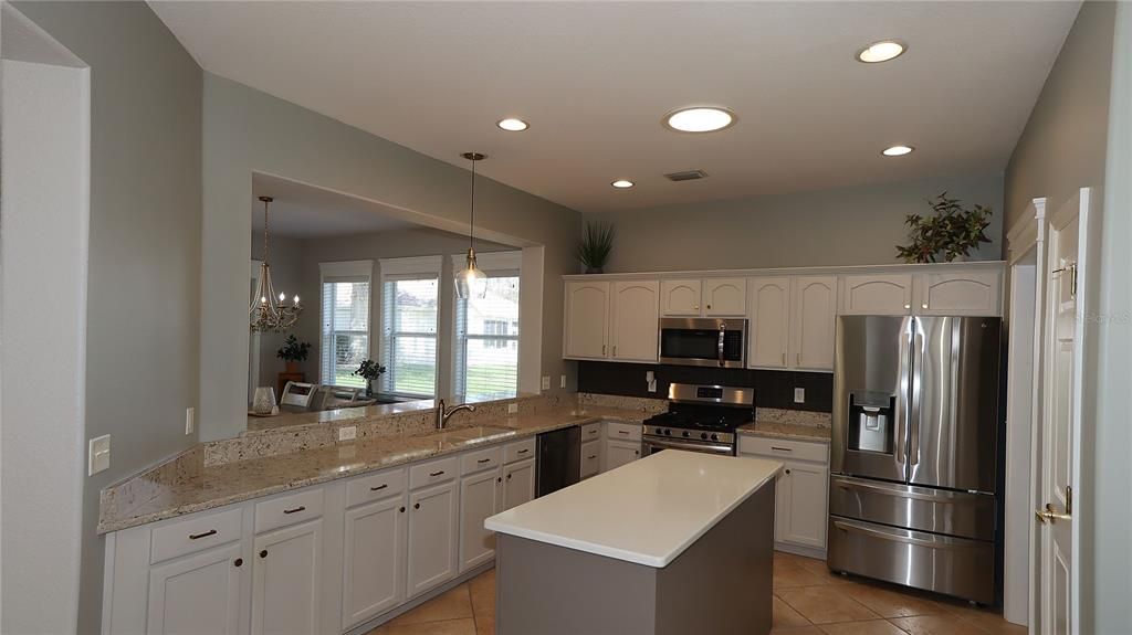 For Sale: $379,000 (2 beds, 2 baths, 1909 Square Feet)