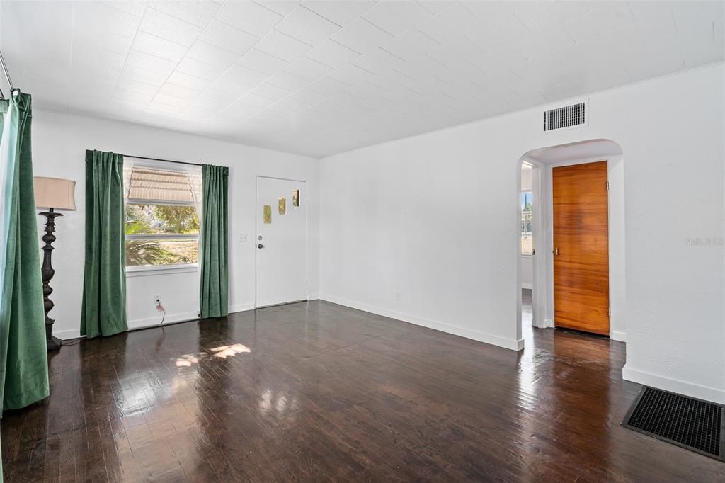 For Sale: $299,900 (2 beds, 1 baths, 1508 Square Feet)