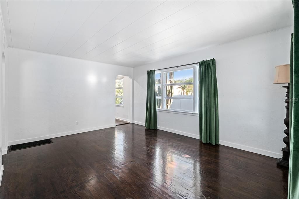 For Sale: $299,900 (2 beds, 1 baths, 1508 Square Feet)
