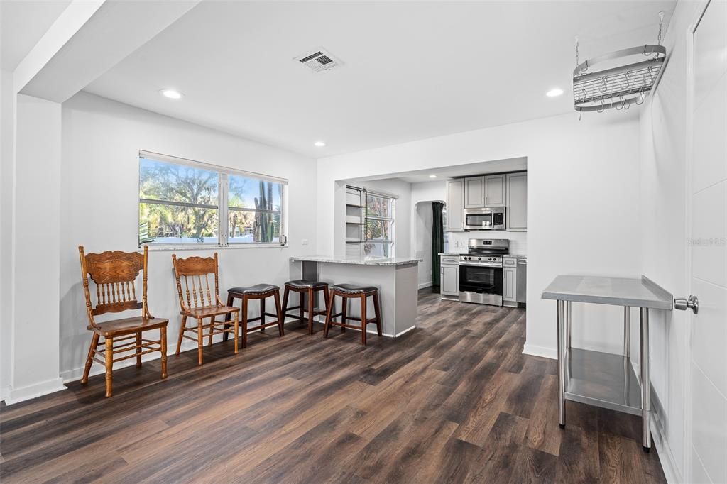 For Sale: $299,900 (2 beds, 1 baths, 1508 Square Feet)