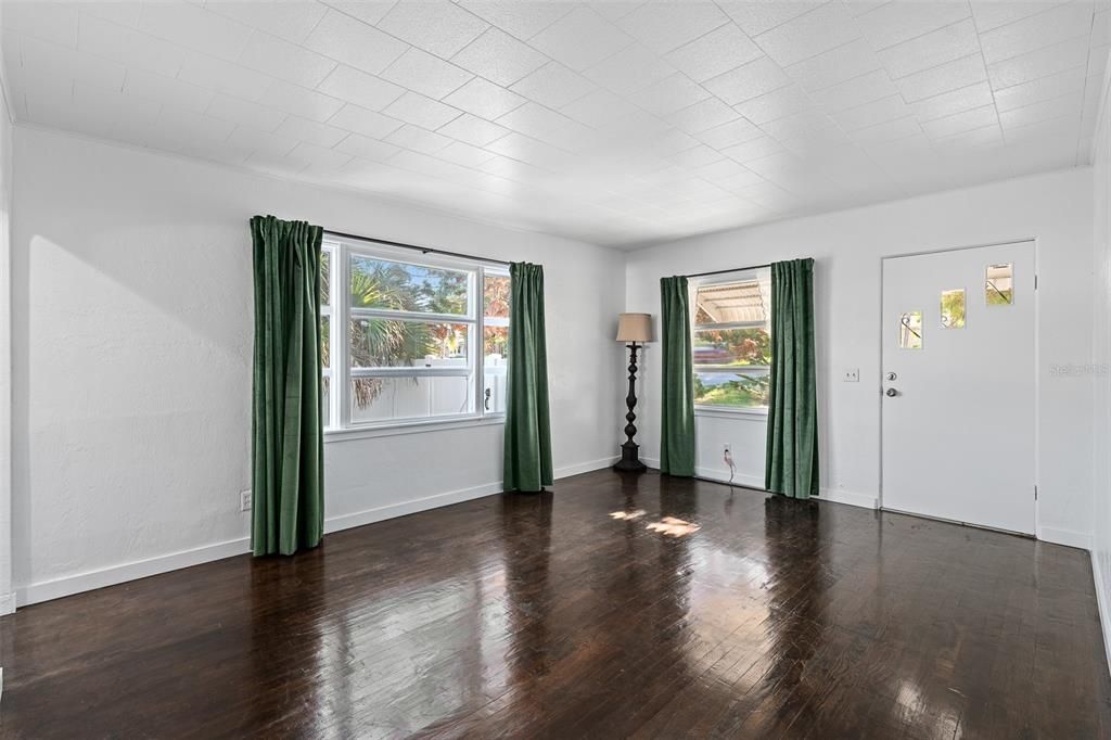 For Sale: $299,900 (2 beds, 1 baths, 1508 Square Feet)