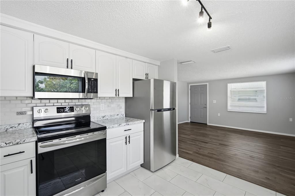 For Rent: $1,399 (2 beds, 1 baths, 1404 Square Feet)