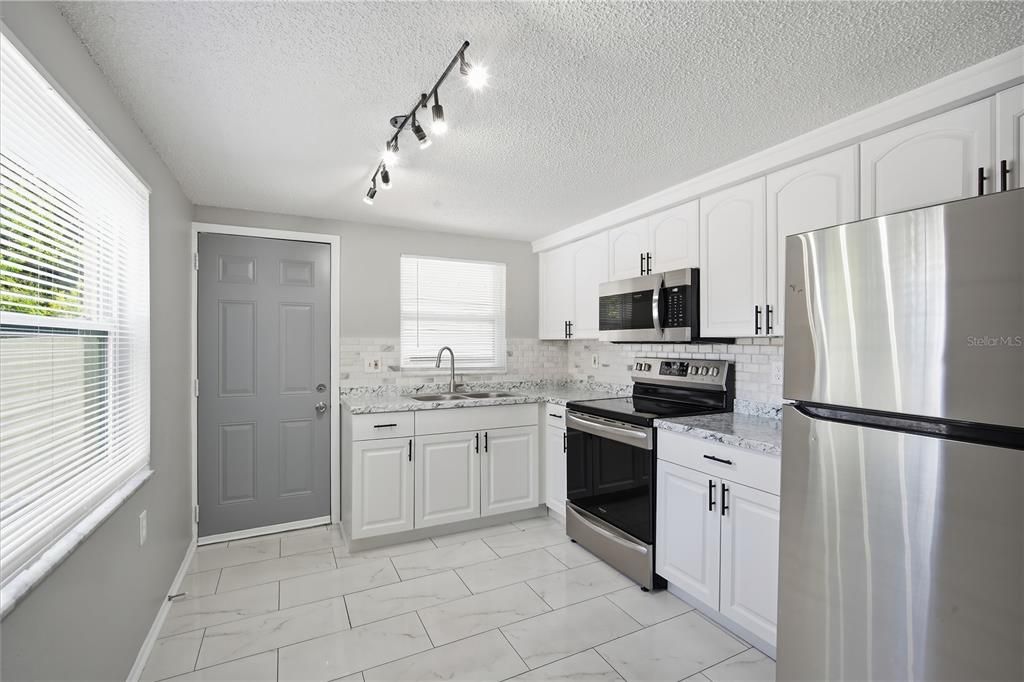 For Rent: $1,399 (2 beds, 1 baths, 1404 Square Feet)