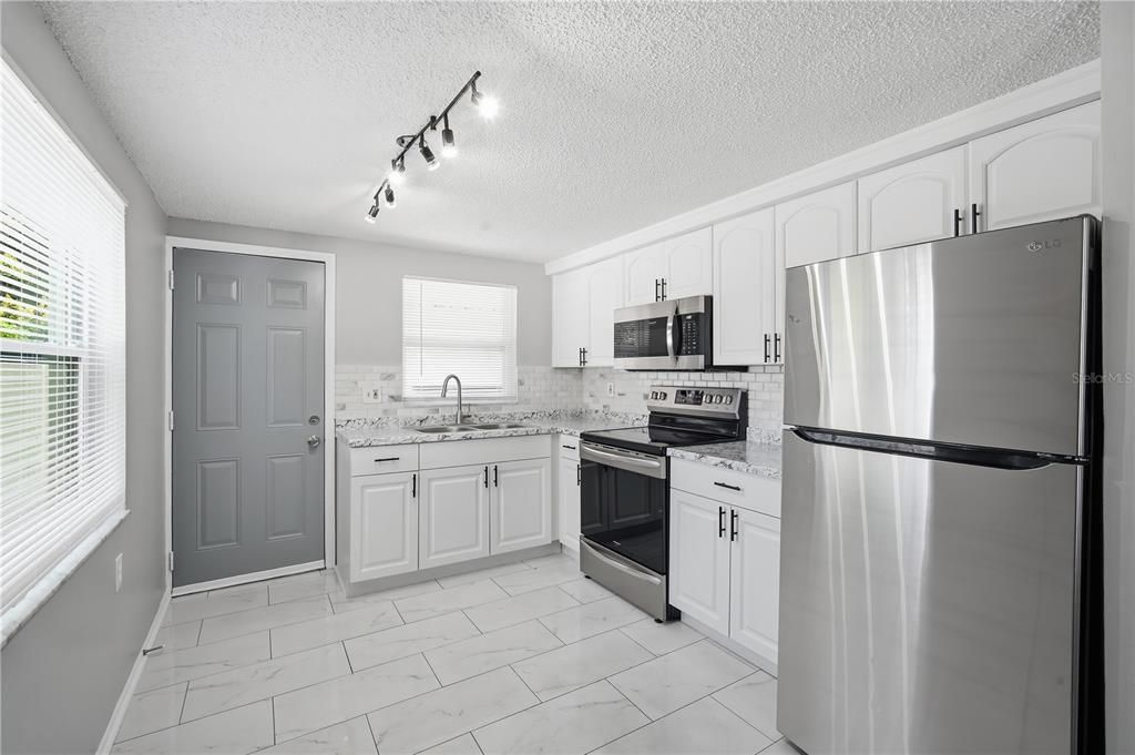 For Rent: $1,399 (2 beds, 1 baths, 1404 Square Feet)