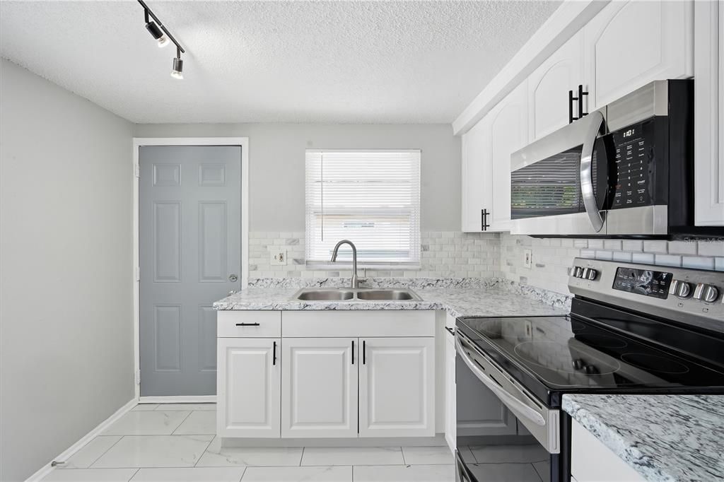 For Rent: $1,399 (2 beds, 1 baths, 1404 Square Feet)