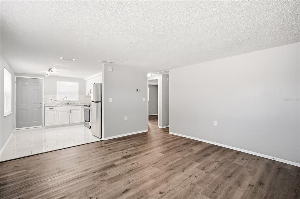 For Rent: $1,399 (2 beds, 1 baths, 1404 Square Feet)