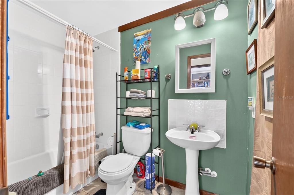 На продажу: $219,900 (3 спален, 2 ванн, 1200 Квадратных фут)