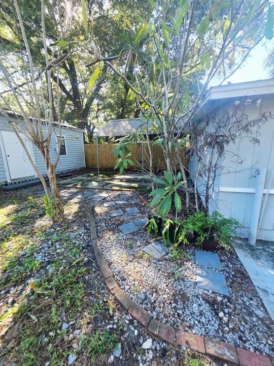 For Rent: $2,900 (3 beds, 2 baths, 876 Square Feet)
